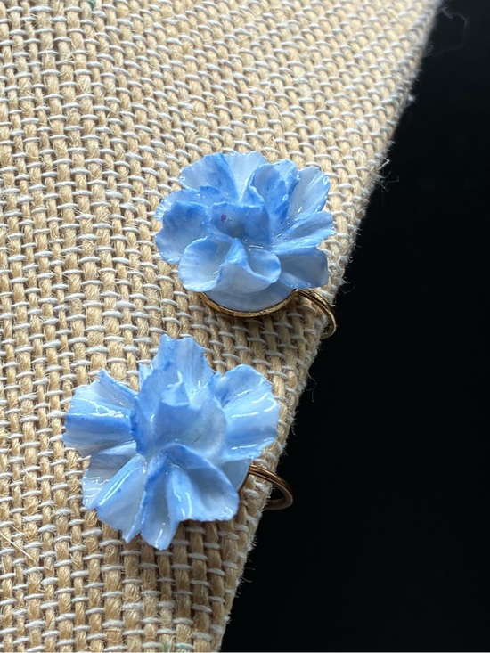 Jewelry - Vintage Blue Coalport Flower Screw-on Earrings - Women Jewelry